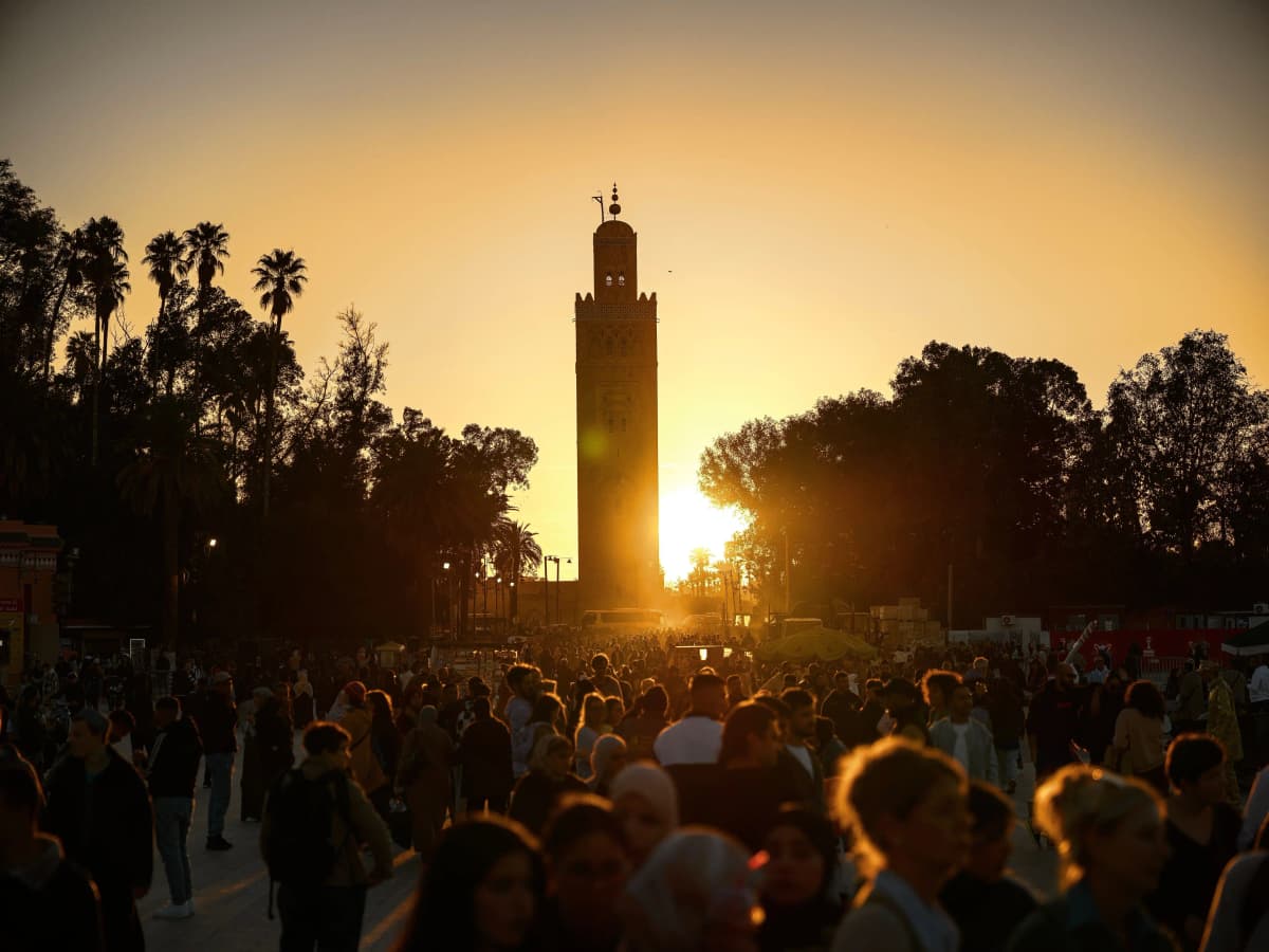 trips to marakech , Place Jemaa el-Fna animée au coucher du soleil
